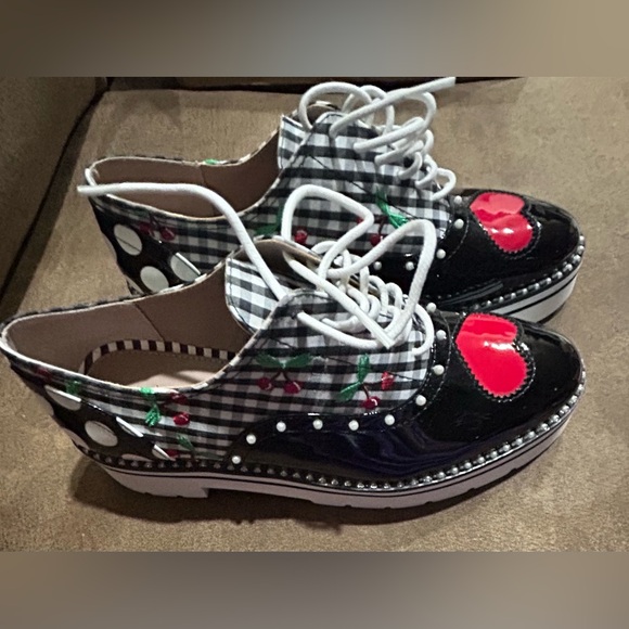 New- Betsey Johnson Women’s Black and White Loafers with Red Accents Size 7M - Picture 2 of 14